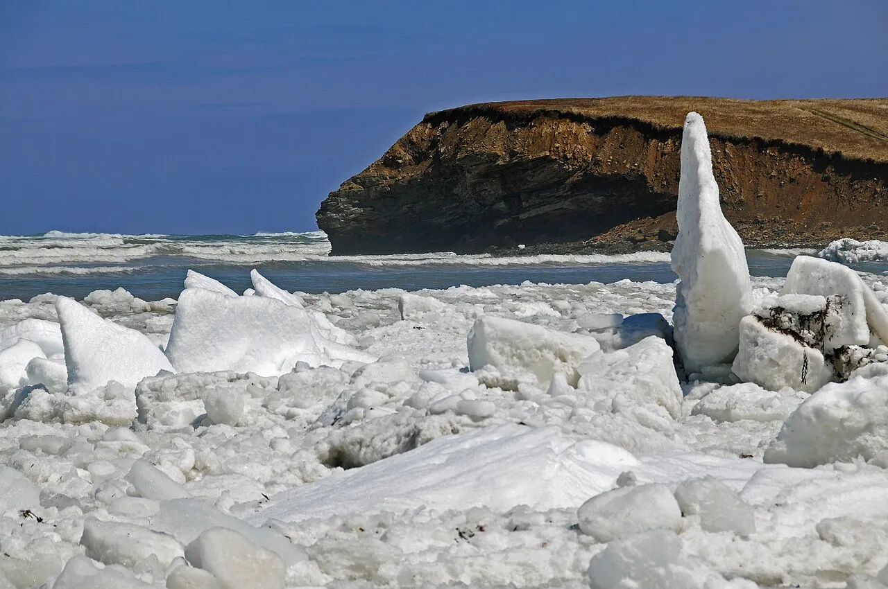 shore ice on the Donkin coast (April 2008)